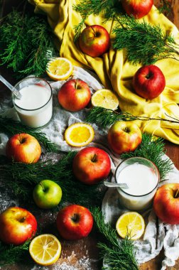 Elma koyu ahşap arka plan üzerinde. Tonlama. Ahşap üzerinde tatlı elma