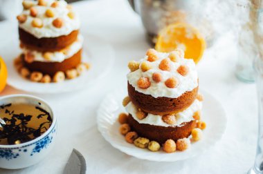 Ahududu kek. Raspberr ile kaplı bir kek closeup