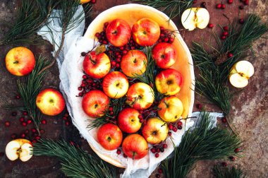 Elma rustik ahşap masa dilimlenmiş. Detoks ve sağlıklı ara