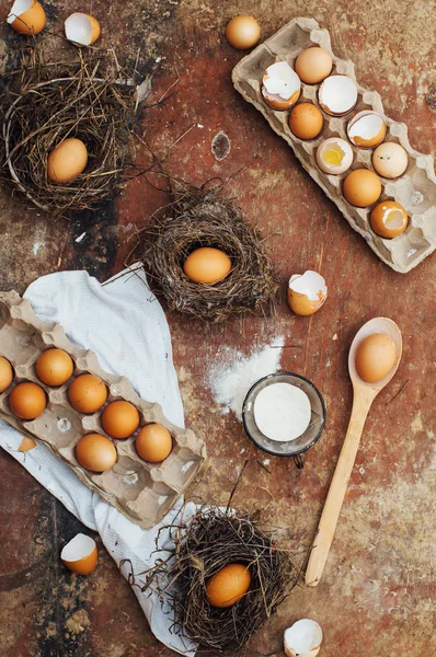 Ingredientes de la torta para hornear - tazón, harina, huevos, espuma de clara de huevo, por ejemplo — Foto de Stock