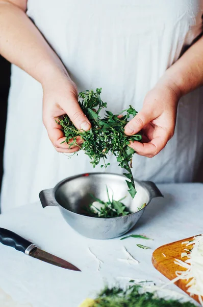 채식주의자 그리고 요리입니다. 여자의 손을 잘라 녹색 야채, 준비 — 스톡 사진