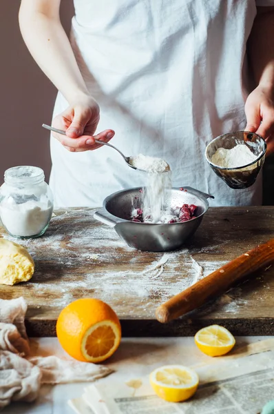 Schritte der Zubereitung sandiger Kuchen mit Kirschfüllung: Mischen — Stockfoto