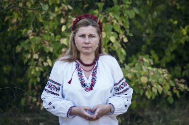 Genç güzel kadın 40 güzel çiçek çelenk o üzerinde poz