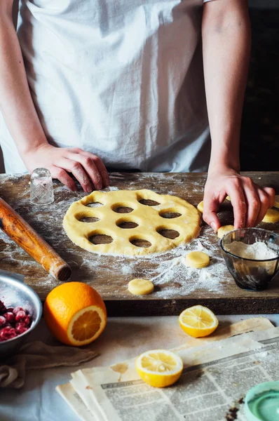Шаги приготовления песочного торта с вишневой начинкой: смешивание — стоковое фото