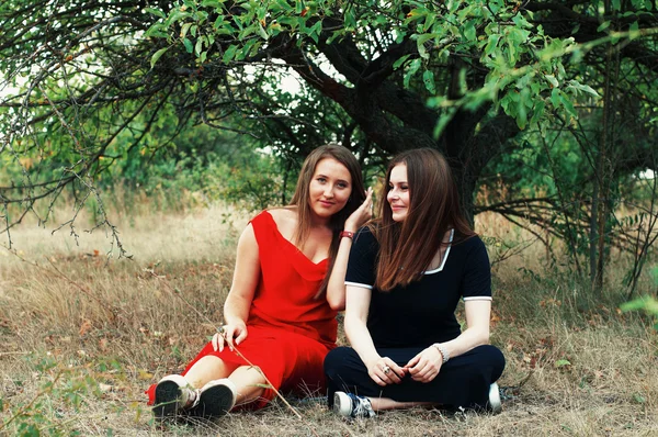 Retrato de belas meninas vestidas de ornoe e vermelho longo — Fotografia de Stock