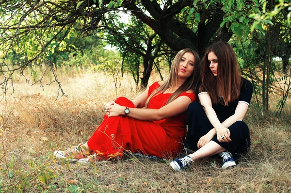 Retrato de hermosas chicas jóvenes vestidas con ornoe y rojo largo —  Fotos de Stock