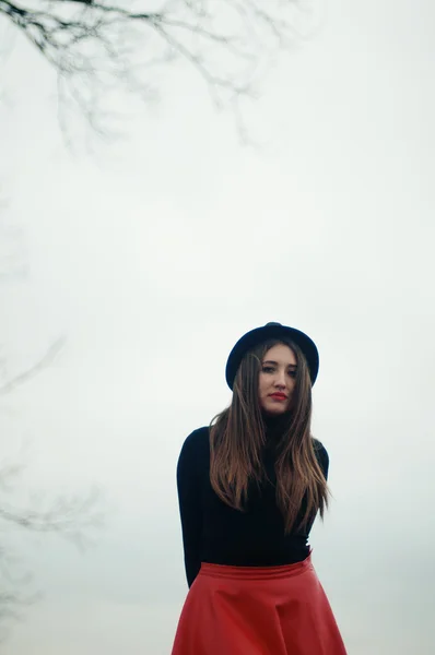 Schönes junges Mädchen mit langen glatten Haaren, leichtes Make-up in einem — Stockfoto