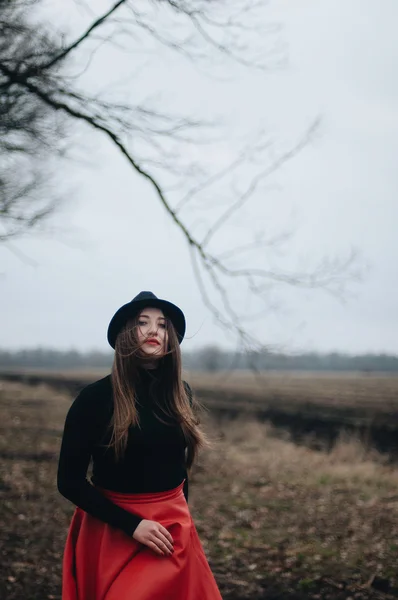 Schönes junges Mädchen mit langen glatten Haaren, leichtes Make-up in einem — Stockfoto