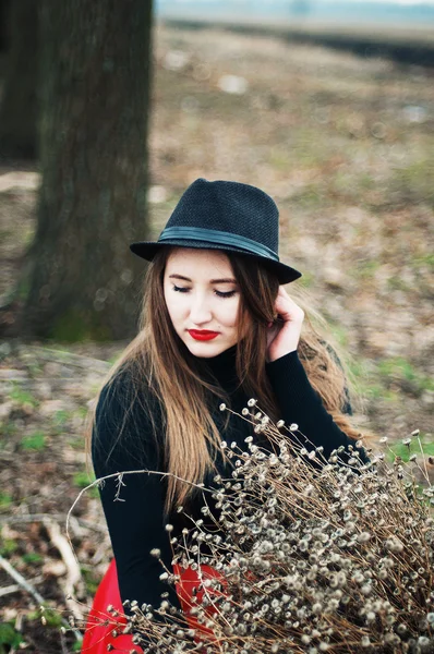 Όμορφη νεαρή κοπέλα με μακρύ ίσιο τρίχωμα, άγριο φως μακιγιάζ σε ένα — Φωτογραφία Αρχείου