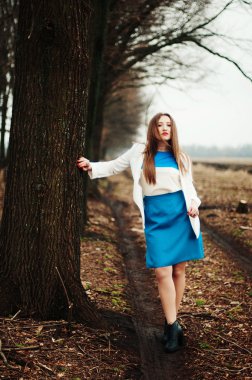 Uzun düz saçlı güzel genç kız makyaj içinde hafif bir