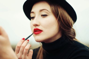 Uzun düz saçlı güzel genç kız makyaj içinde hafif bir