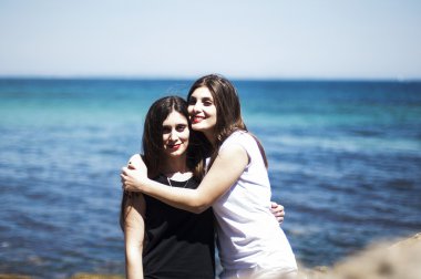 Kız kardeşler birbirlerine sarılma Plajı'nda. Güzel genç portresi