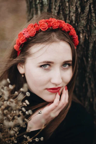 Belle jeune fille aux longs cheveux raides, maquillage léger dans un — Photo