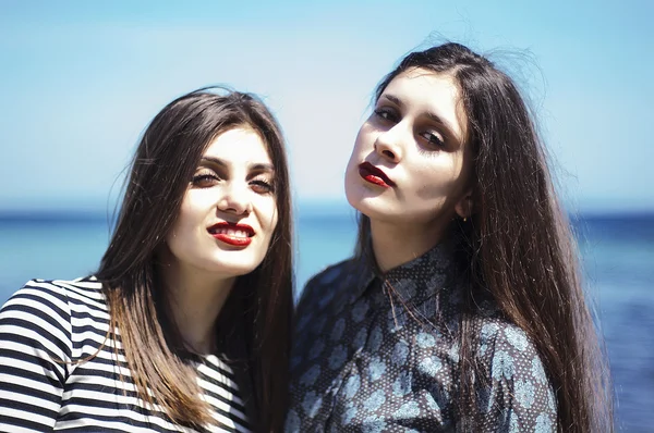 Hermanas en la playa abrazándose. Retrato de hermosa joven — Foto de Stock