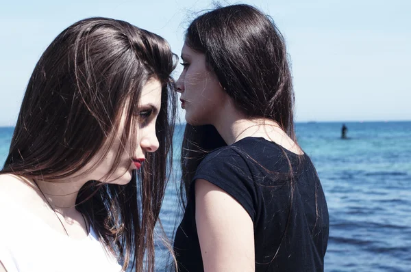 Sorelle in spiaggia che si abbracciano. Ritratto di giovane bella — Foto Stock