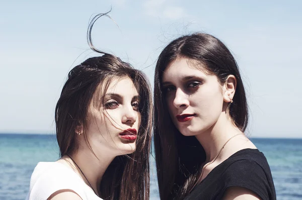 Hermanas en la playa abrazándose. Retrato de hermosa joven — Foto de Stock