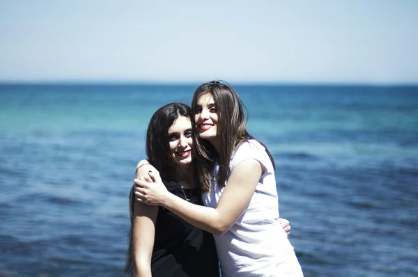 Hermanas en la playa abrazándose. Retrato de hermosa joven — Foto de Stock