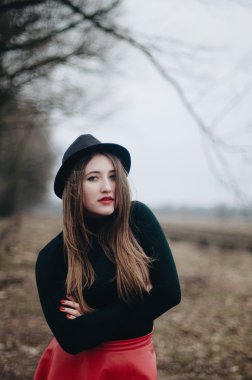 Uzun düz saçlı güzel genç kız makyaj içinde hafif bir