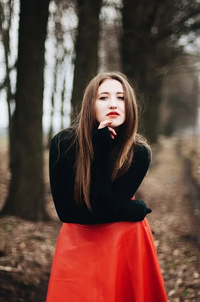 Mooi jong meisje met lang steil haar, lichte make-up in een — Stockfoto