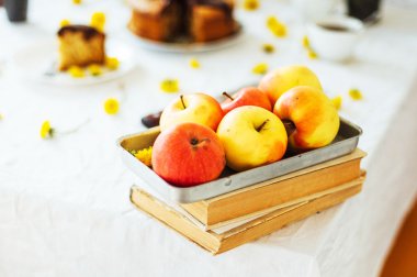 Geleneksel ev yapımı çikolatalı kek. Rustik tarzı ve doğal li