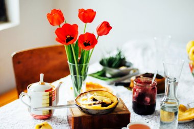 Kırmızı vişne reçelli krep yığını. Withcherry reçel krep. 
