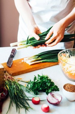 Mutfak kadın sebze salatası için keser. Diyet ve detoks dr