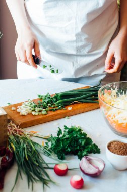 Mutfak kadın sebze salatası için keser. Diyet ve detoks dr