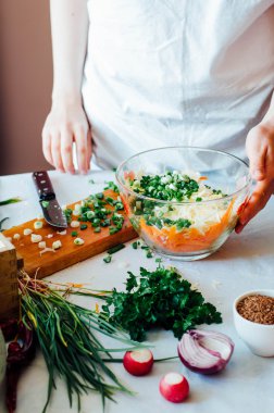 Mutfak kadın sebze salatası için keser. Diyet ve detoks dr