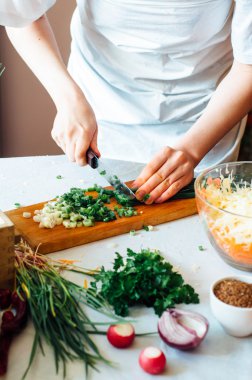 Mutfak kadın sebze salatası için keser. Diyet ve detoks dr