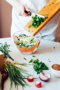 Mutfak kadın sebze salatası için keser. Diyet ve detoks dr