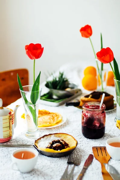 Kırmızı vişne reçelli krep yığını. Withcherry reçel krep. 