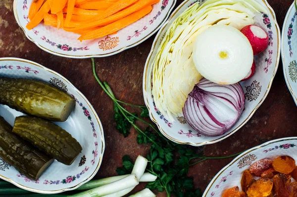 Verduras ecológicas sobre madera. Composición de verduras orgánicas en un —  Fotos de Stock