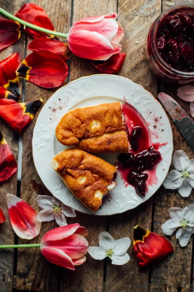 Hemgjort körsbär kakor med vanilj och florsocker. Körsbärskaka — Stockfoto