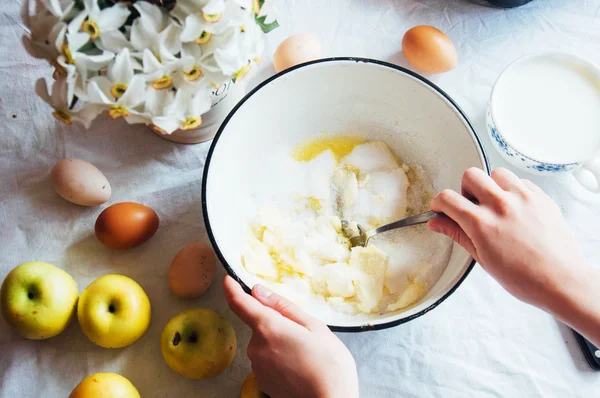 Una mujer prepara una tarta de manzano, los ingredientes para el pastel : — Foto de Stock