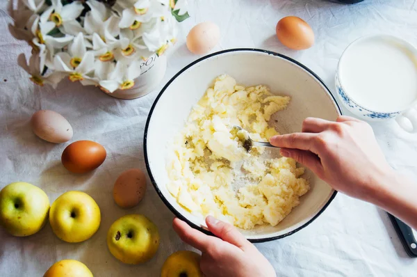 Una mujer prepara una tarta de manzano, los ingredientes para el pastel : — Foto de Stock