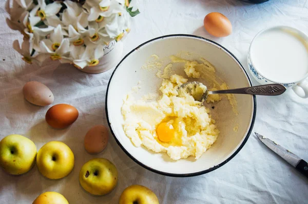 Une femme prépare un pommier à tarte, les ingrédients du gâteau : — Photo