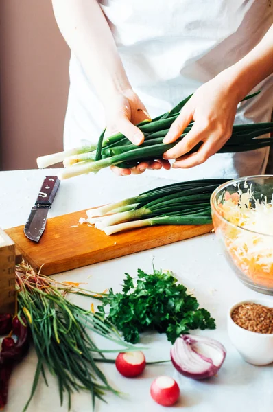 Mutfak kadın sebze salatası için keser. Diyet ve detoks dr