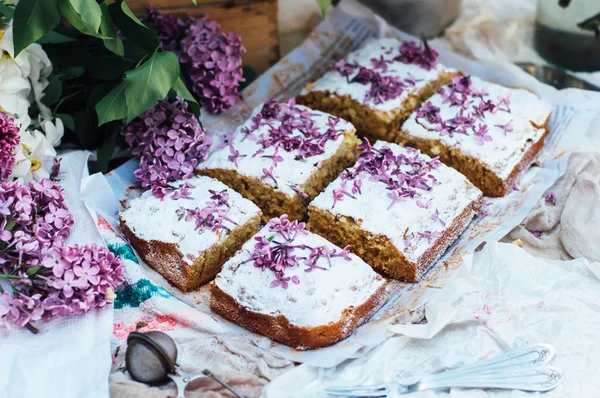 Bolo de baunilha fresco delicioso caseiro com maçãs polvilhadas com — Fotografia de Stock