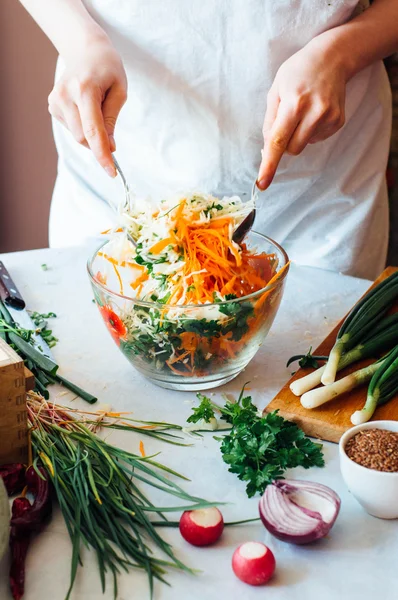 Žena v kuchyni protíná zeleninu na salát. Diety a detoxikační dr — Stock fotografie