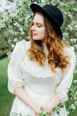 Genç kız beyaz elbise ve siyah şapka beyaz FL