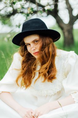 Genç kız beyaz elbise ve siyah şapka beyaz FL