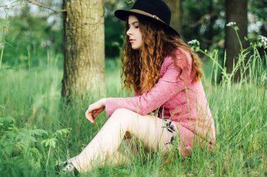 Pembe ceket ve siyah şapka genç zarif kadın portre. Moda