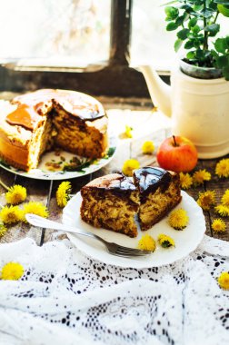 Geleneksel ev yapımı çikolatalı kek. Rustik tarzı ve doğal li