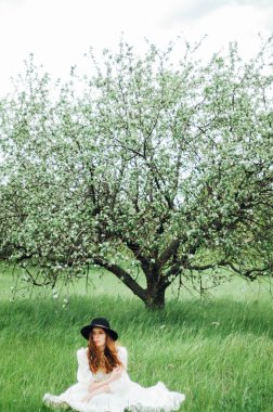 Genç kız beyaz elbise ve siyah şapka beyaz FL