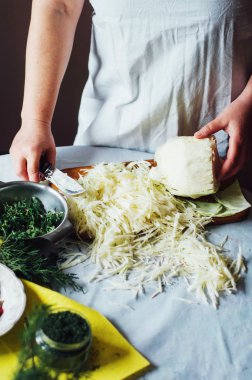 Vejetaryenler ve pişirme. Bayanlar el yeşil sebze, hazır kesilmiş 