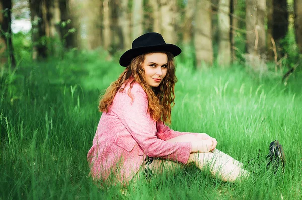 Portrét mladé elegantní žena v růžové sako a černý klobouk. Móda — Stock fotografie