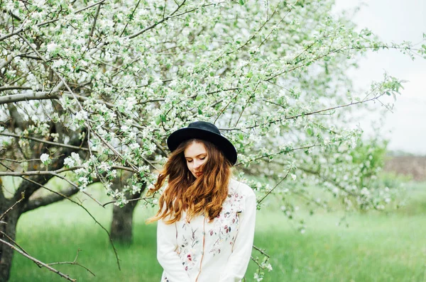 Roupas boémia primavera elegante. Vestindo uma camisola branca e bla — Fotografia de Stock