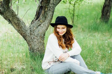 Şık bahar bohem kıyafetler. Bir beyaz kazak ve bla