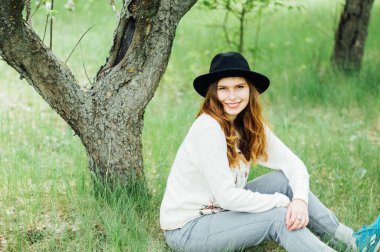 Şık bahar bohem kıyafetler. Bir beyaz kazak ve bla