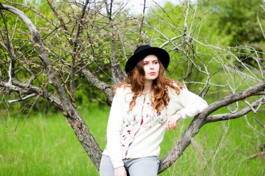 Şık bahar bohem kıyafetler. Bir beyaz kazak ve bla